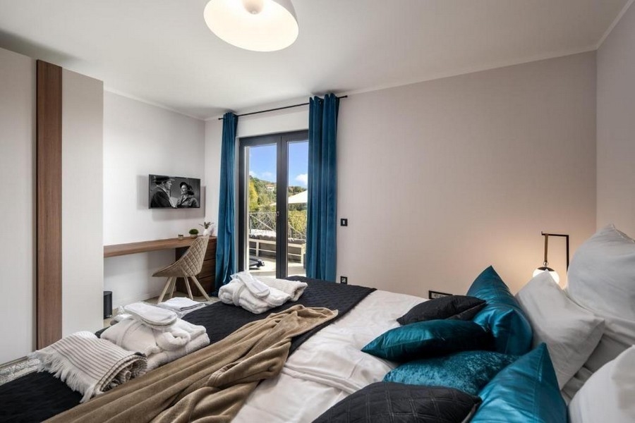 Spálňa s prístupom na terasu s výhľadom na more
