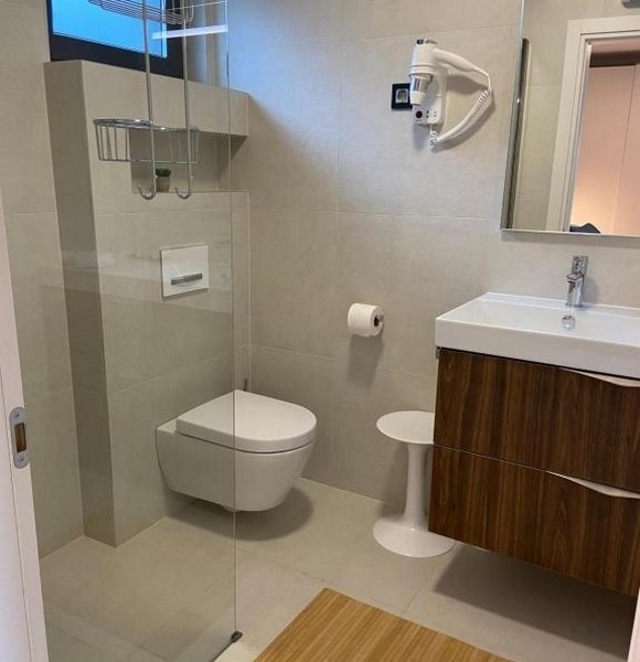 Moderná kúpeľňa s oknom