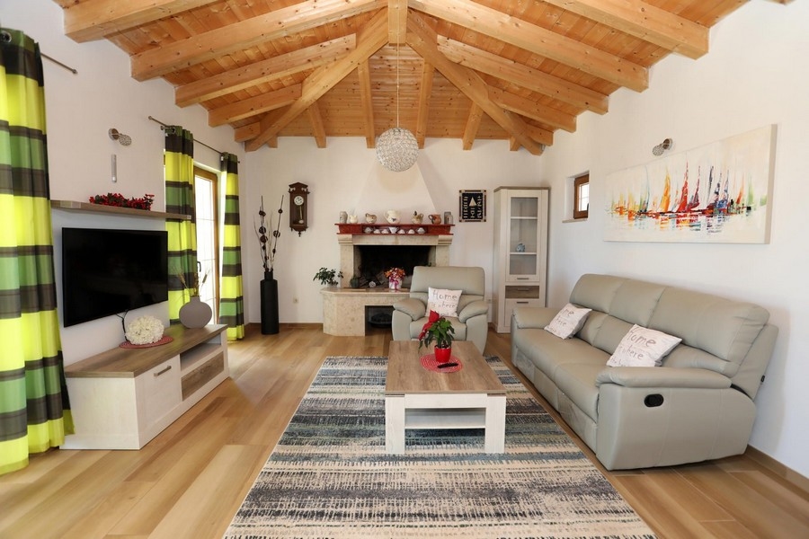 Obývacia izba s dreveným stropom a príjemným svetlom