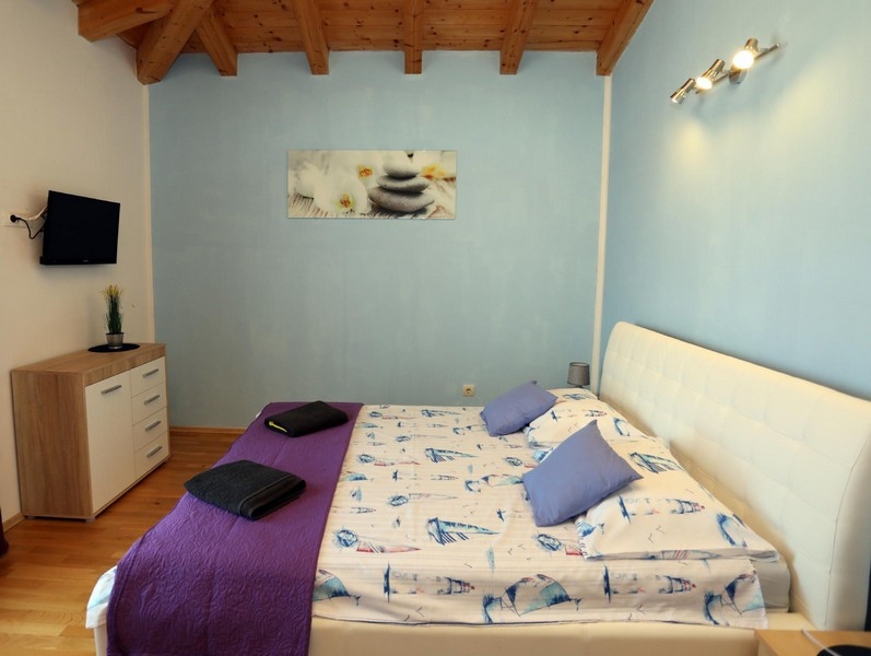 Spálňa s manželskou posteľou