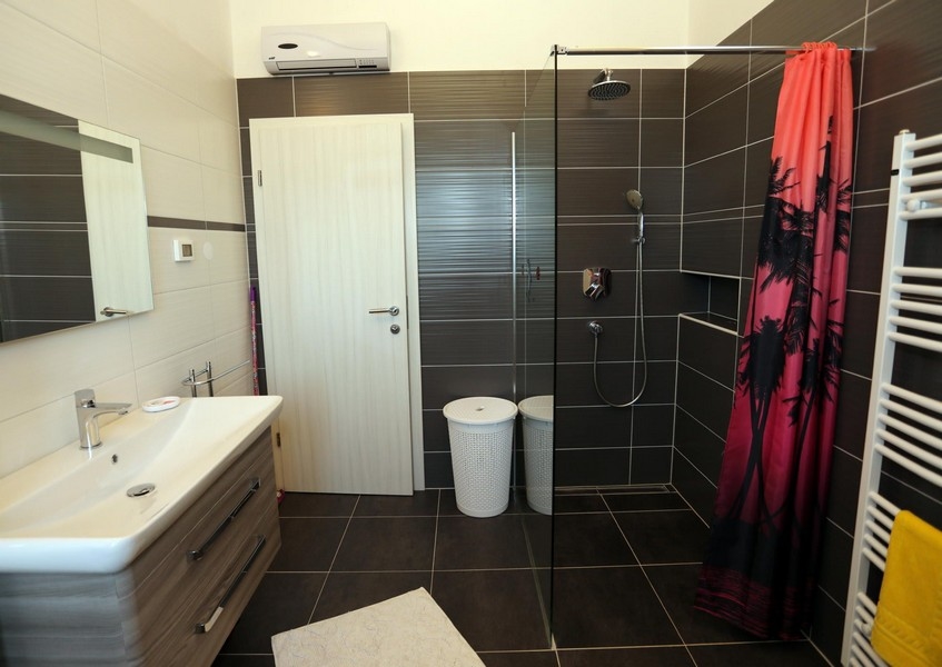 Veľká kúpeľňa so sprchovacím kútom