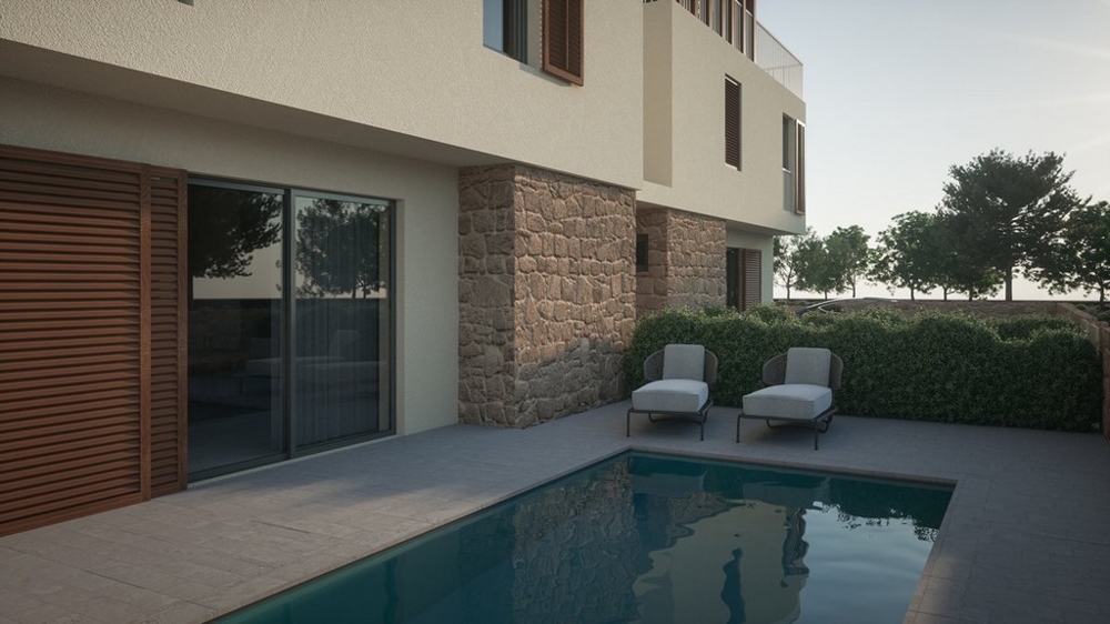 Vonkajší bazén a terasa novostavby.