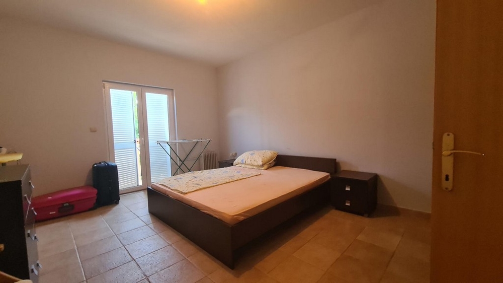 Veľká spálňa s oknom