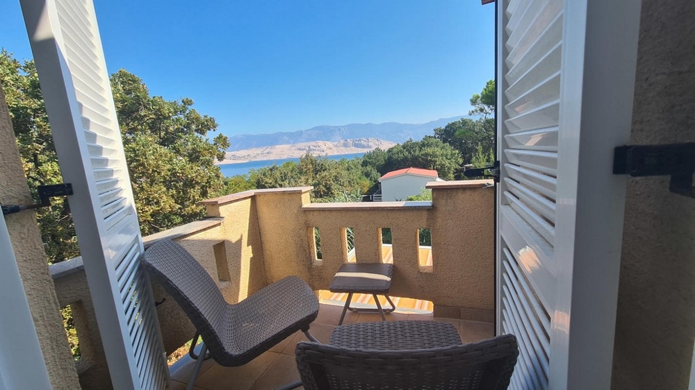 Terasa s výhľadom na more vzdialená 130 metrov - ostrov Pag