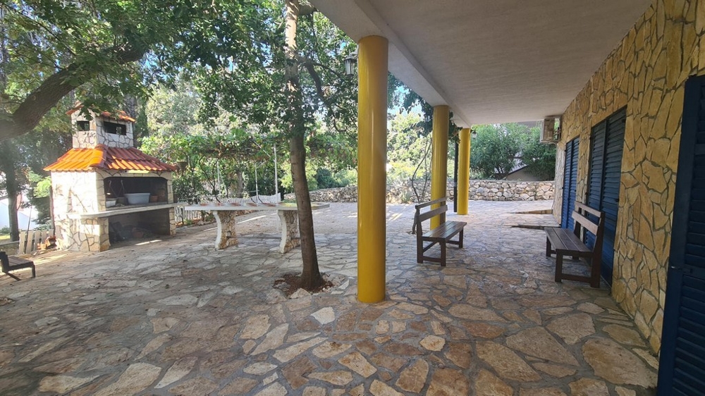 Veľký gril v tienistej záhrade