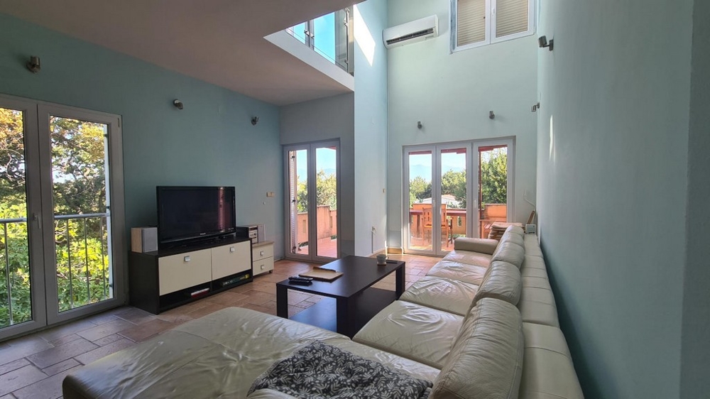 Svetlá obývačka so vstupom do záhrady a na terasu