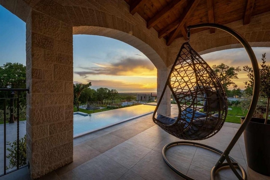 Vila s nekonečným bazénom a fantastickým výhľadom na okolie - Panorama Skauting