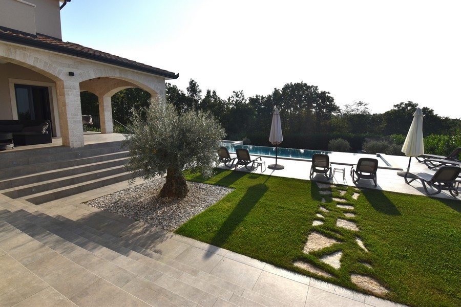 Veľká záhrada s letnou kuchyňou a grilom