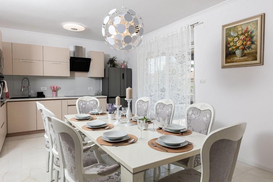 Svetlá kuchyňa s jedálenským kútom a otvorenou obývacou izbou