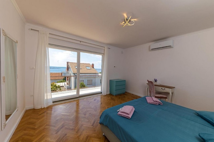 Veľká spálňa s výhľadom na more a balkónom