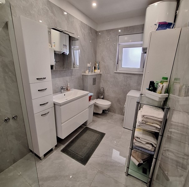 Moderná kúpeľňa s oknom