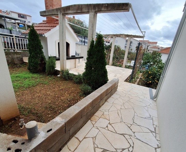 Objekt s grilom a terasou