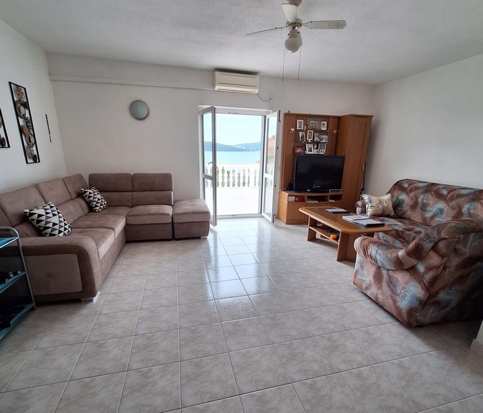 Obývacia izba so vstupom na terasu s výhľadom na more - H2814