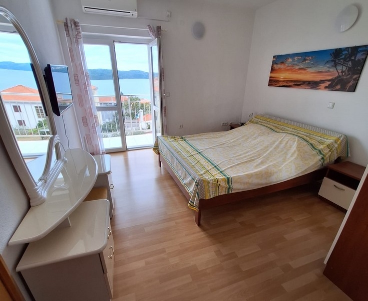 Spálňa s výhľadom na more a balkónom