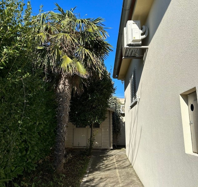 Krásne upravený pozemok so záhradným domčekom