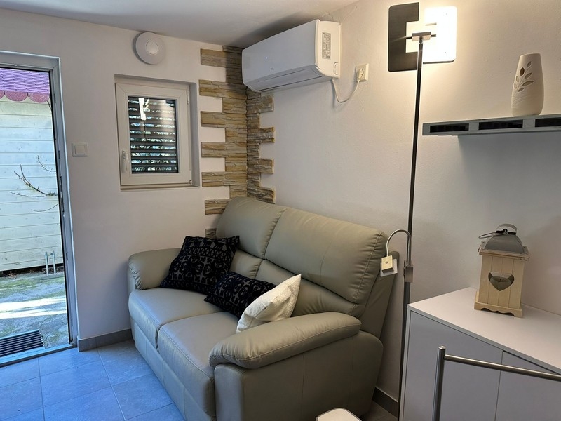 Klimatizovaná obývacia izba s prístupom na terasu a výhľadom na more