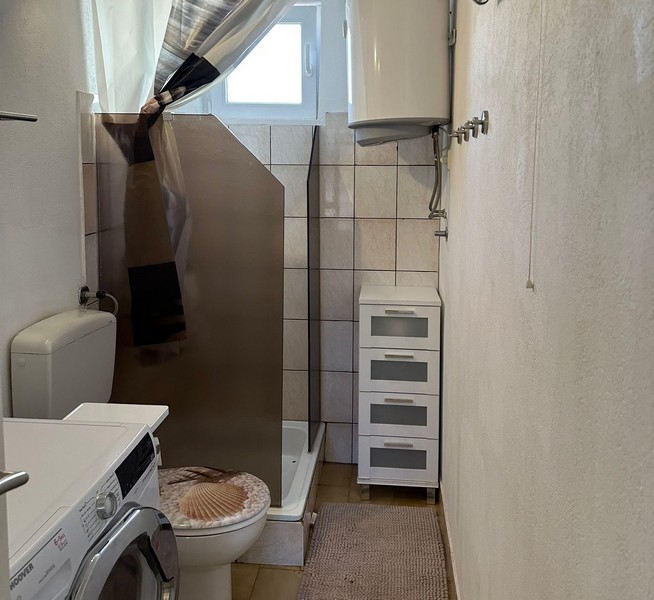 Kúpeľňa s oknom a sprchovacím kútom