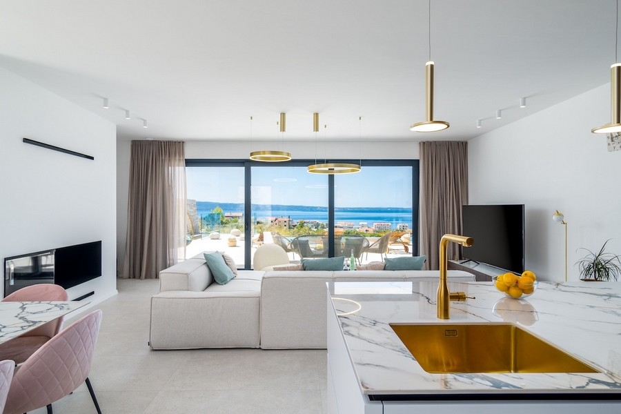 Priestranná terasa s výhľadom na bazén a more