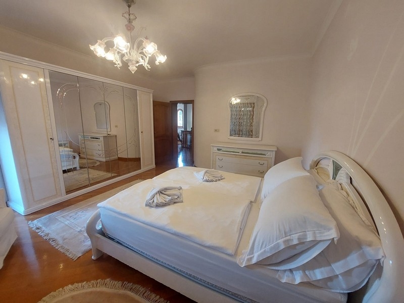 Útulná spálňa s manželskou posteľou.