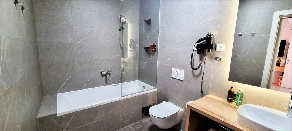 Moderná kúpeľňa s vaňou