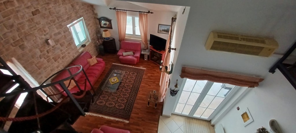 Priestranná a štýlová obývačka - kúpte si svoj budúci dom v Chorvátsku