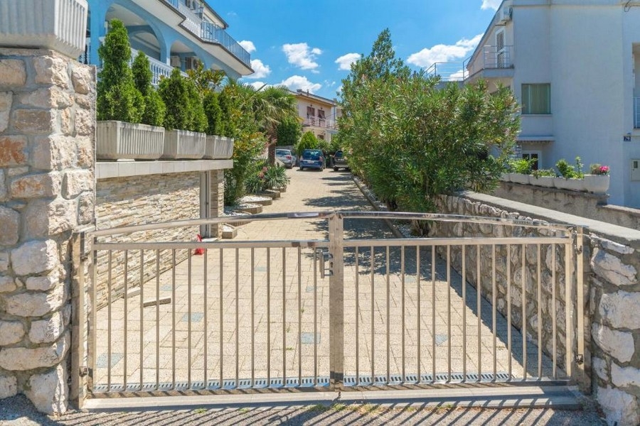 Oplotený vchod do dvora