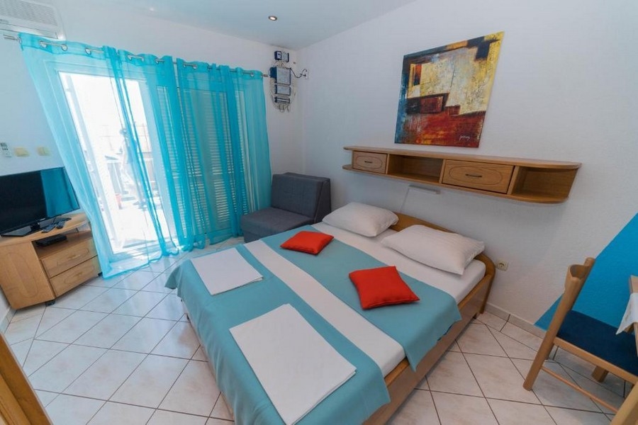 Dobre udržiavaná obývacia izba a spálňa s prístupom na balkón