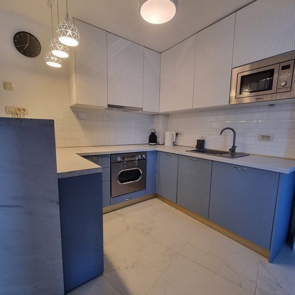 Plne vybavená kuchyňa s otvoreným obývacím priestorom