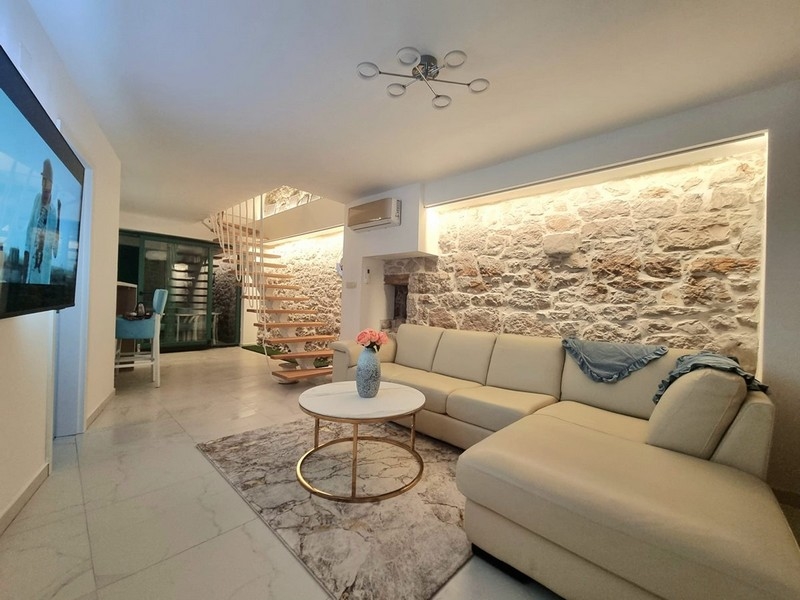 Útulný obývací priestor s prístupom do kuchyne