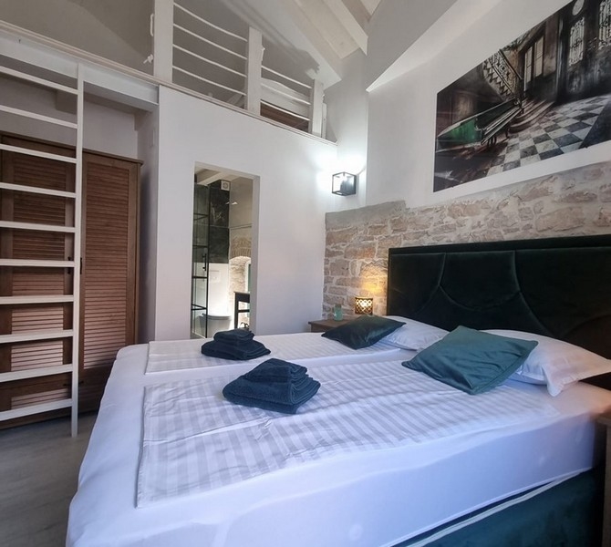 Spálňa s galériou a kúpeľňou