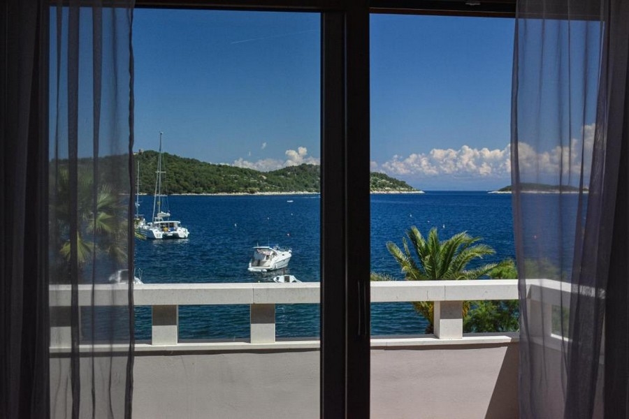 Vila s kamennou fasádou a terasou s ležadlami obklopená stredomorskou vegetáciou - Real Estate Croatia H2846