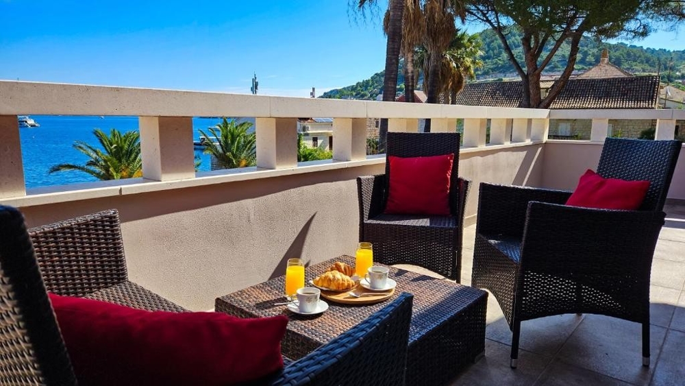 Útulná obývačka s modernou kuchyňou, jedálenským stolom a pohovkou, šachová súprava na konferenčnom stolíku - Vila na predaj Chorvátsko H2846