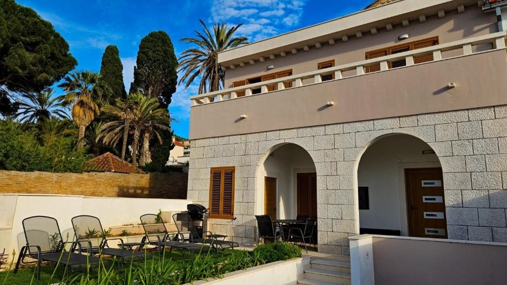 Spálňa so stenou z prírodného kameňa, veľkým oknom a výhľadom na zeleň - Real Estate Croatia H2846