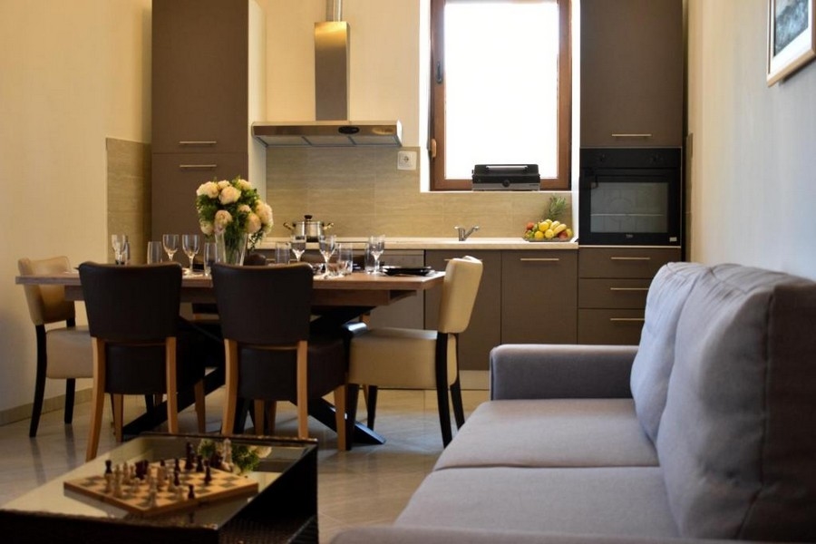 Svetlá spálňa s manželskou posteľou a výhľadom na more cez okná od podlahy až po strop - vila na predaj Chorvátsko H2846