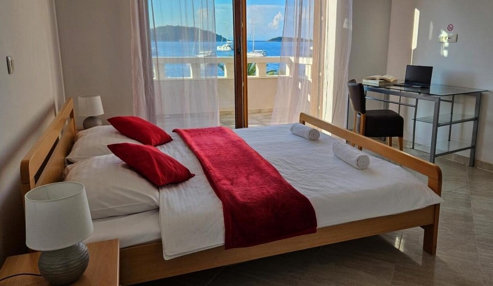 Moderná kúpeľňa s vaňou, svetlým obkladom a nástennými maľbami - Real Estate Croatia H2846