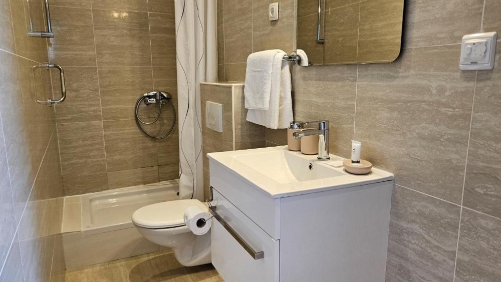 Kúpeľňa s oknom a sprchovacím kútom