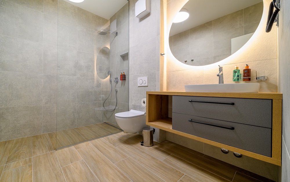 Moderné kúpeľne s veľkým sprchovacím kútom alebo vaňou