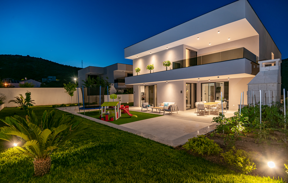 Veľká záhrada s ihriskom a výhľadom na more - Nehnuteľnosť Chorvátsko H2847