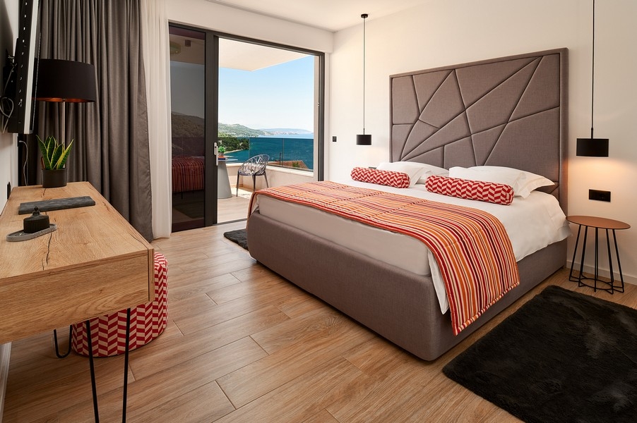 Spálňa s výhľadom na more a prístupom na terasu