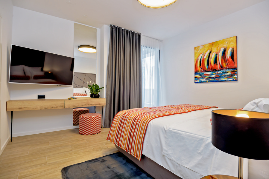 Veľkorysý obytný priestor s veľkými oknami