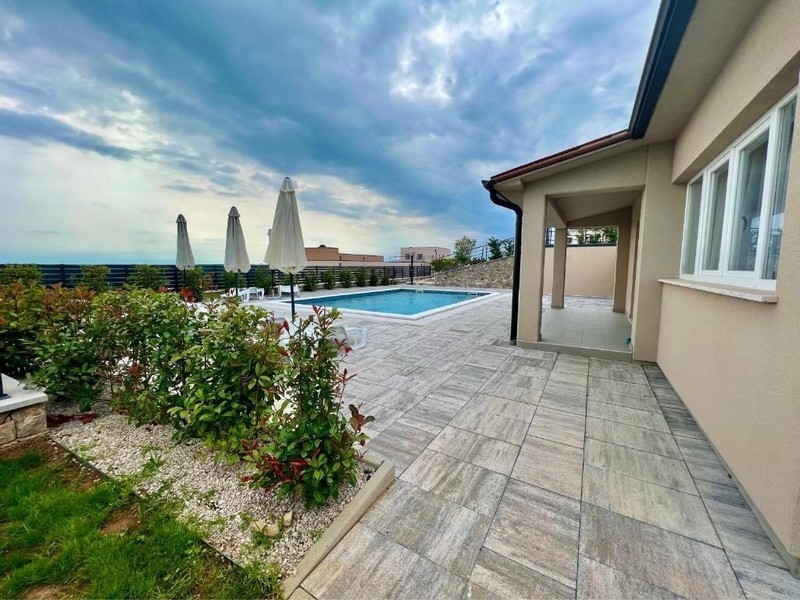 Dom s veľkou terasou a výhľadom na more