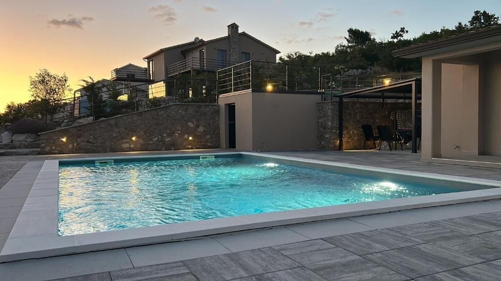 Priestranný bazén s výhľadom na more