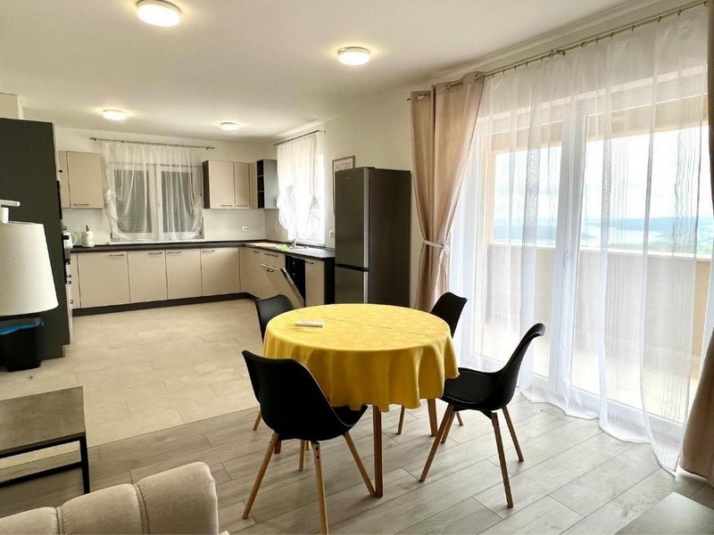 Svetlý jedálenský kút s kuchyňou a prístupom na terasu