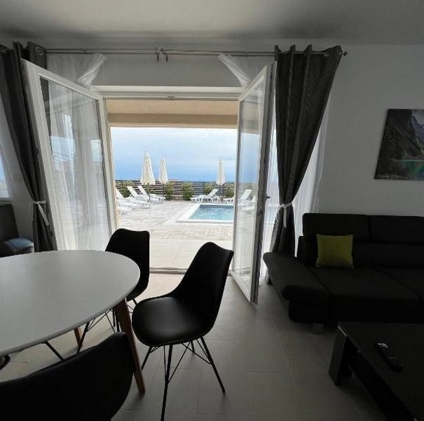 Vstup na terasu s bazénom