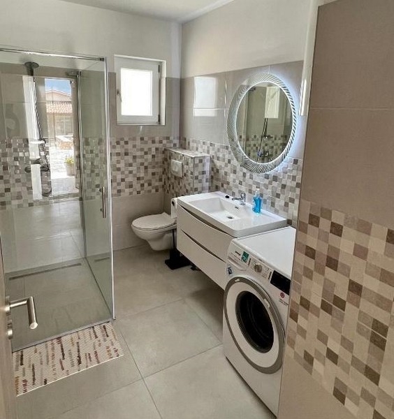 Moderná kúpeľňa so sprchovacím kútom