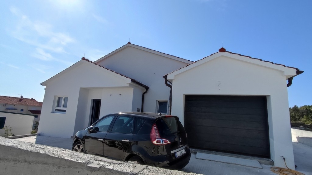 Novostavba rodinného domu vo Vodiciach s garážou a spevnenou prístupovou cestou, ideálna na kúpu domu v Chorvátsku.
