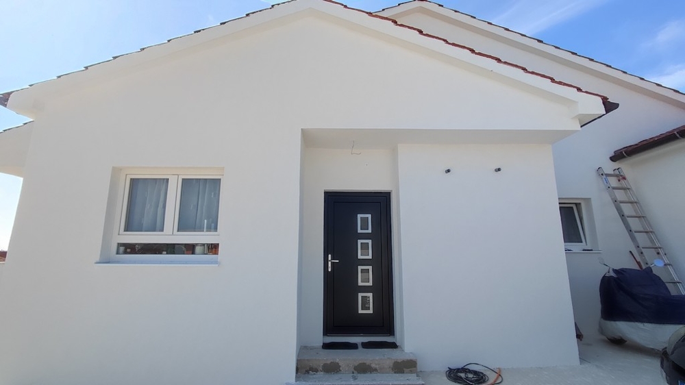 Vstupný priestor moderného domu vo Vodiciach v Chorvátsku s minimalistickým dizajnom je možné zakúpiť.