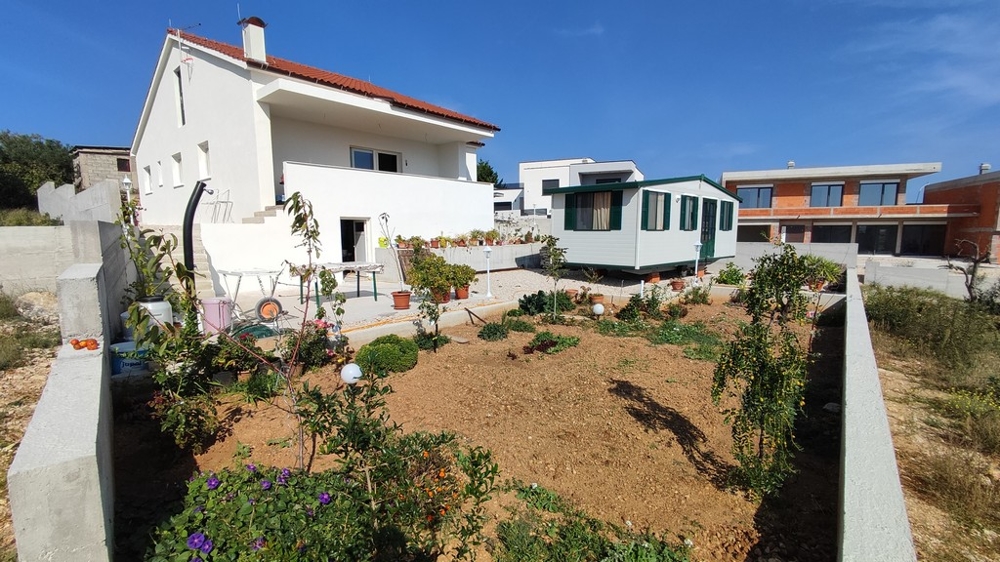 Udržiavaná záhrada a hospodárske budovy rodinného domu na predaj vo Vodiciach, Chorvátsko.