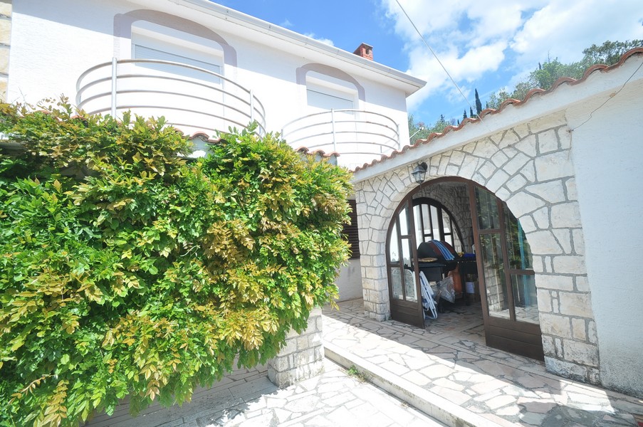 Vstupná časť stredomorského domu pri mori v Chorvátsku s kamennou architektúrou.