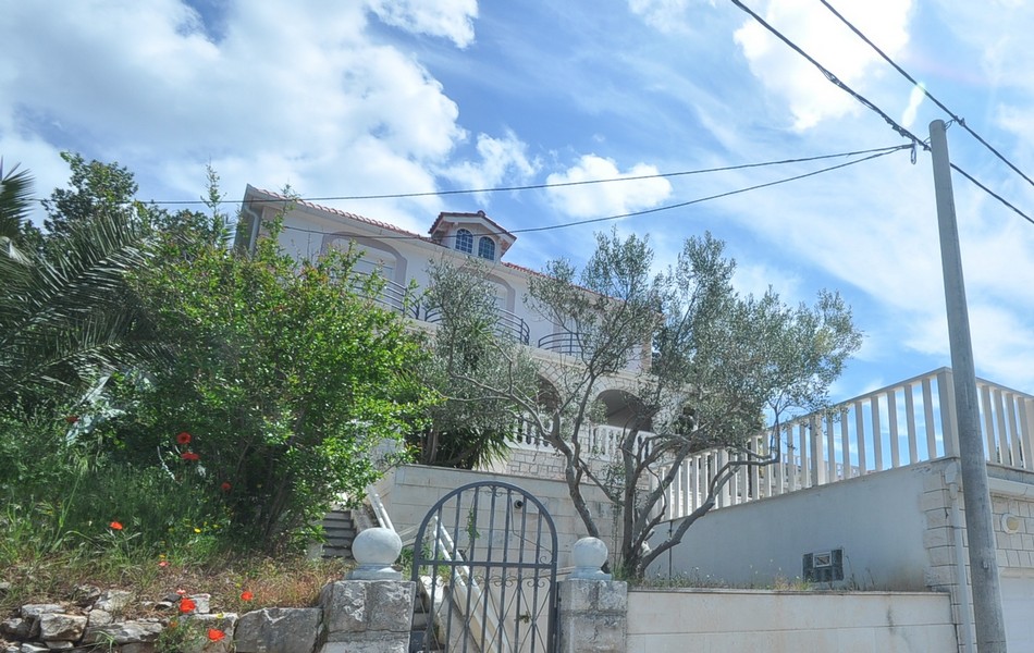 Pohľad spredu na prímorský dom na predaj v Chorvátsku na ostrove Šolta.\